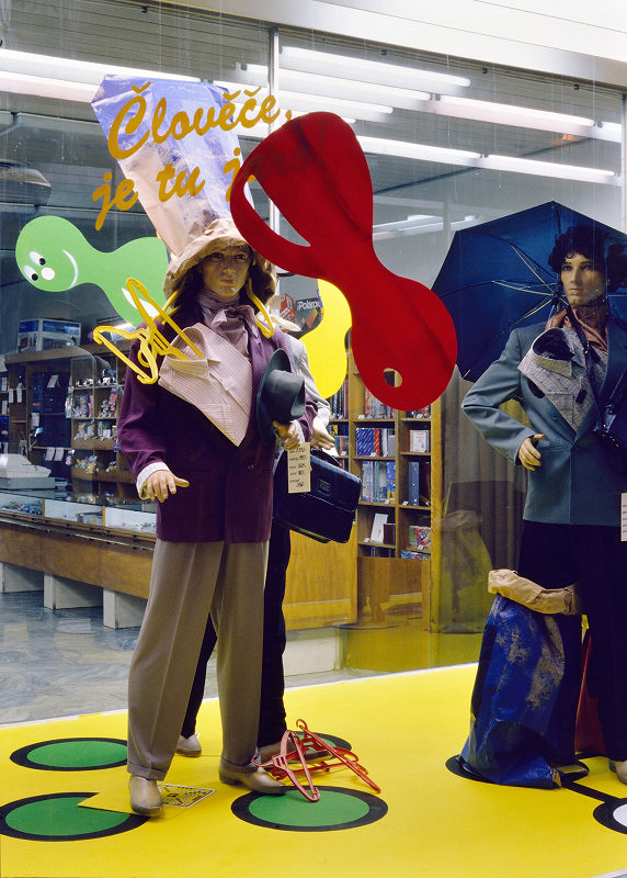 Milan Langer, Jaroslav Chmelík, Miroslav Podhrázský (fotograf) – Člověče, je tu jaro! I, Výloha Módního domu DON v Hradci Králové