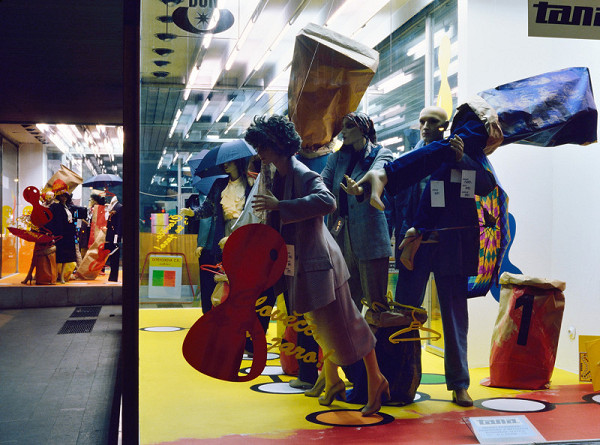 Milan Langer, Jaroslav Chmelík, Miroslav Podhrázský (fotograf) – Člověče, je tu jaro! IV, Výloha Módního domu DON v Hradci Králové 