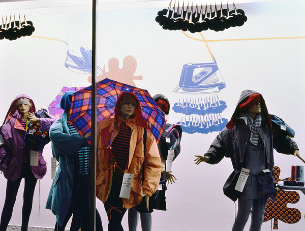 Milan Langer, Jaroslav Chmelík, Miroslav Podhrázský (fotograf) – Podzim (Napařovačka) I, Výloha Módního domu DON v Hradci Králové 