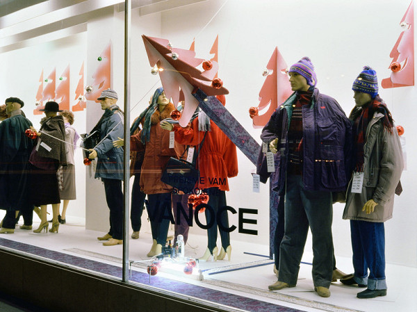 Milan Langer, Jaroslav Chmelík, Miroslav Podhrázský (fotograf) – Vánoce (Andělské zvonění) III, Výloha Módního domu DON v Hradci Králové 