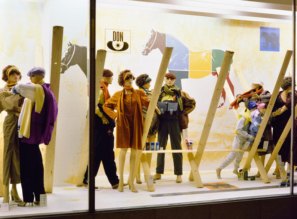 Milan Langer, Jaroslav Chmelík, Miroslav Podhrázský (fotograf) – Na statku (jaro?) II, Výloha Módního domu DON v Hradci Králové 