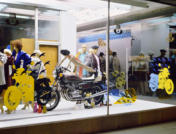 Milan Langer, Jaroslav Chmelík, Miroslav Podhrázský (fotograf) – Jedeme na motorce I, Výloha Módního domu DON v Hradci Králové 