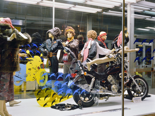 Milan Langer, Jaroslav Chmelík, Miroslav Podhrázský (fotograf) – Jedeme na motorce V, Výloha Módního domu DON v Hradci Králové 