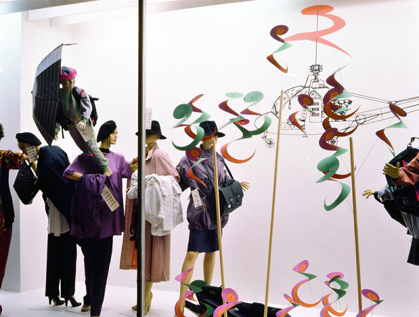 Milan Langer, Jaroslav Chmelík, Miroslav Podhrázský (fotograf) – Heliport (podzim?) IV, Výloha Módního domu DON v Hradci Králové 