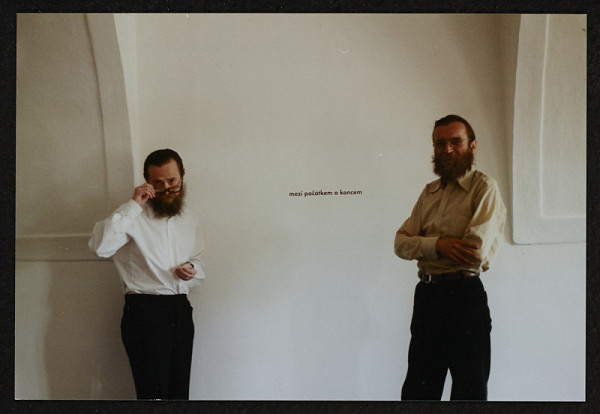 Jiří Valoch – bez názvu (dokumentace textové instalace): zleva: Jiří Valoch, Milan Adamčiak 