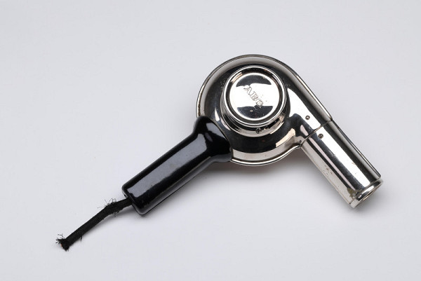 Peter Behrens – Bez názvu (vysoušeč vlasů AEG) 