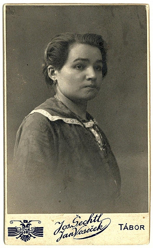 Ateliér Šechtl a Voseček – bez názvu (portrét mladé ženy) 