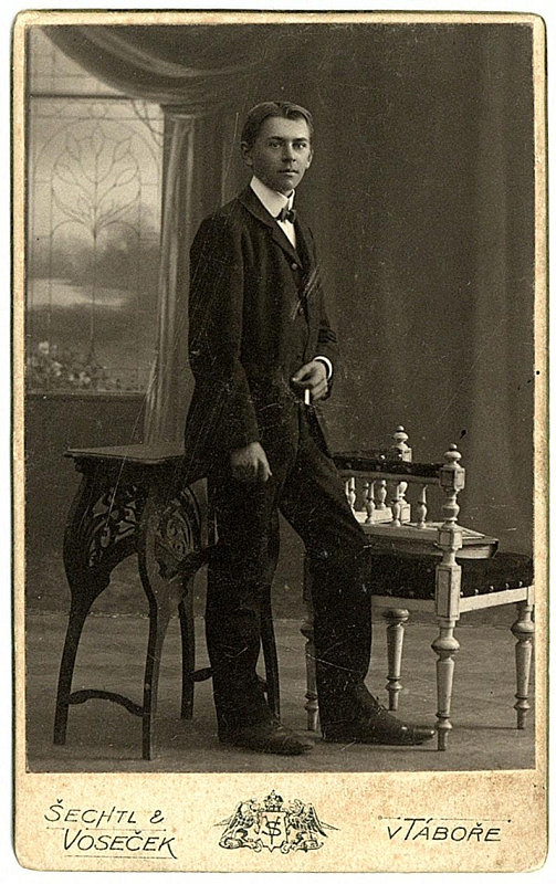 Ateliér Šechtl a Voseček – bez názvu (portrét stojícího mladého muže) 