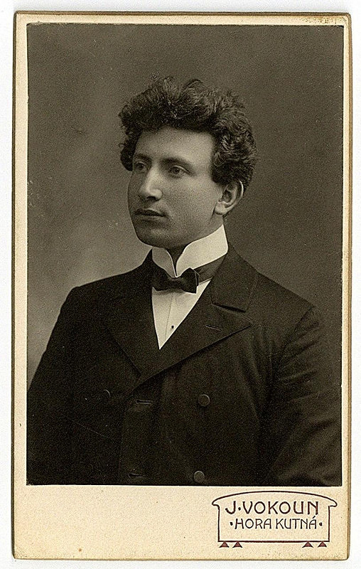 Atelier Josef Vokoun – bez názvu (portrét mladého muže) 