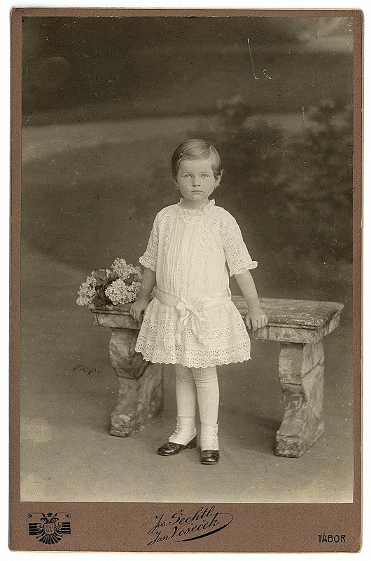 Ateliér Šechtl a Voseček – bez názvu (portrét dívky) 