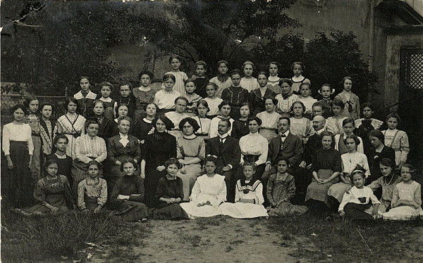 neznámý – bez názvu (skupinová fotografie dívčí školy - "dopisnice") 