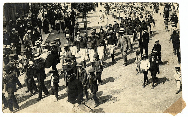 Josef Spálenka – bez názvu (skupina pochodujících atletů - Sokolů, dopisnice) 