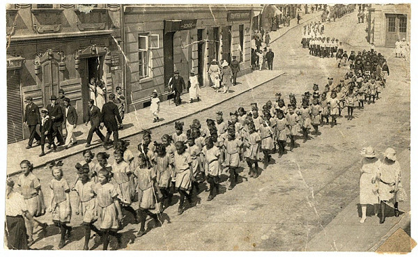 neznámý – bez názvu (skupina pochodujících atletů - dívek, dopisnice) 