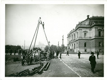 Rudolf Bruner-Dvořák – Kladení potrubí před Rudolfinem v Praze 