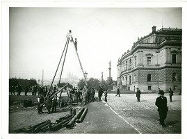 Rudolf Bruner-Dvořák – Kladení potrubí před Rudolfinem v Praze 