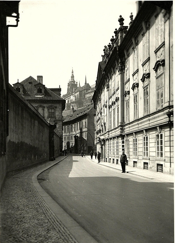 Rudolf Bruner-Dvořák – Malostranská ulice s pozadím Pražského hradu 