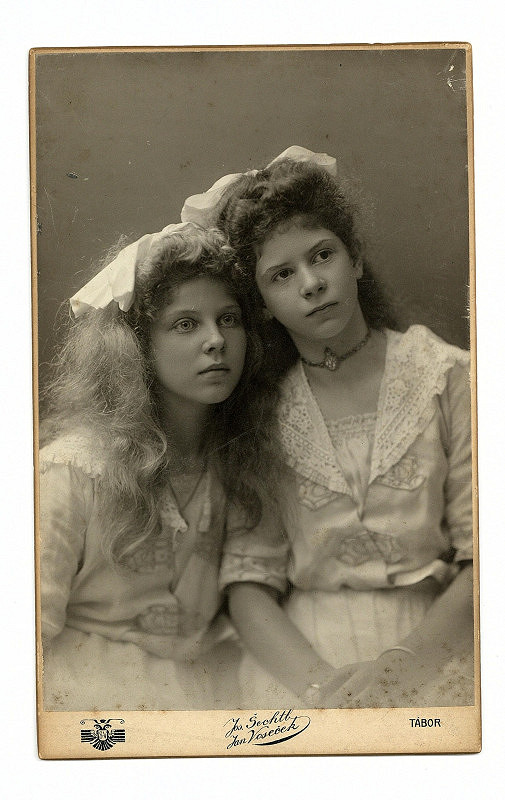 Josef Šechtl, Jan Voseček – bez názvu (dvě dívky) 