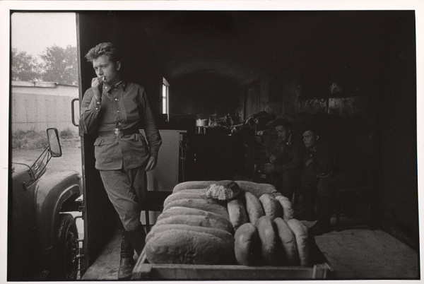 Dana Kyndrová – z cyklu Odchod sovětských vojsk - Poslední český chléb, Milovice 