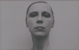 Milota Havránková – Autoportrét (zo série Introspekcia, Oživenie) 