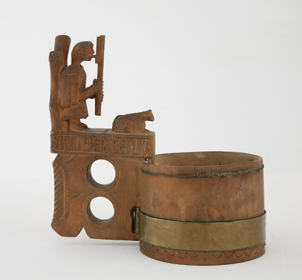 Slovenský ľudový rezbár – Črpák s fujaristom 