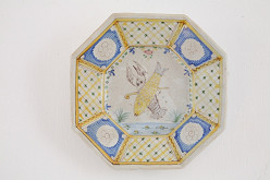 Ferdiš Kostka – Osemhranný tanier s motívom ryby a raka 