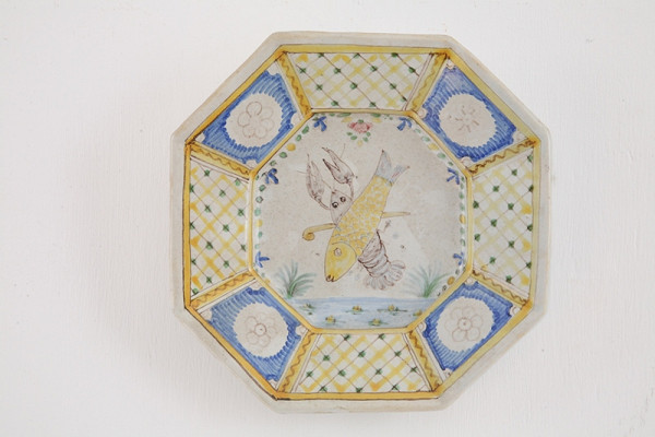 Ferdiš Kostka – Osemhranný tanier s motívom ryby a raka 