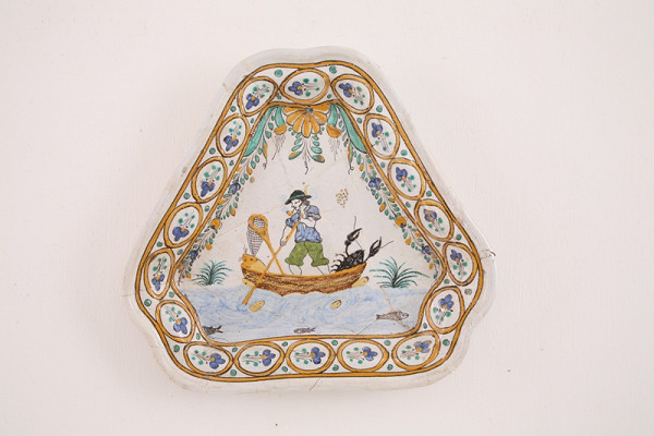 Ferdiš Kostka – Trojhranný tanier s rybárom 