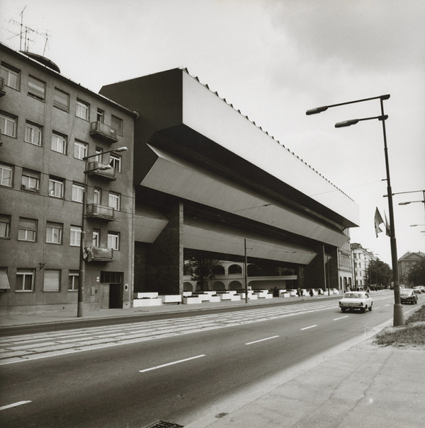 Vladimír Dedeček – Rekonštrukcia a dostavba Slovenskej národnej galérie v Bratislave. Pohľad na premostenie od cesty. 