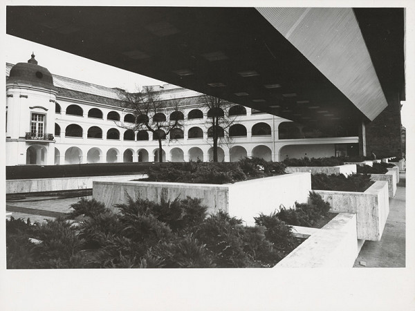 Vladimír Dedeček, Neznámy autor – Rekonštrukcia a dostavba Slovenskej národnej galérie v Bratislave. Pohľad na premostenie z chodníka. 