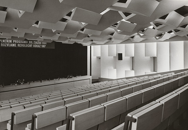 Vladimír Dedeček, Neznámy autor – Slovenský národný archív v Bratislave. Pohľad do prednáškovej sály / kinosály. 