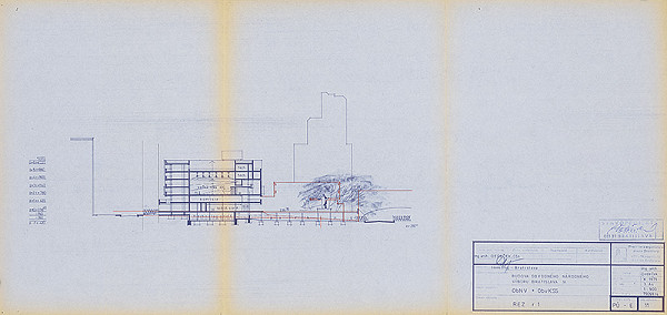 Vladimír Dedeček – Združená administratívna budova ObNV a ObvKSS v Bratislave – Dúbravke. Projektová úloha. Rez r 1. M 1:500.  