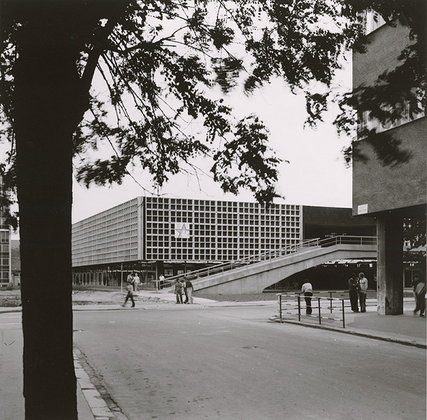 Ivan Matušík, Neznámy autor – Nákupné stredisko v Martine. Pohľad na budovu od cesty. 