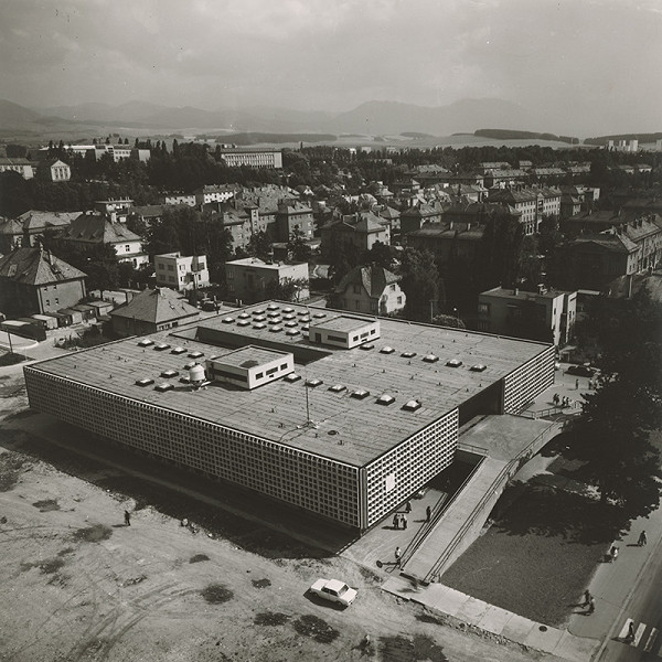 Ivan Matušík, Neznámy autor – Nákupné stredisko v Martine. Letecký pohľad na stavbu. 