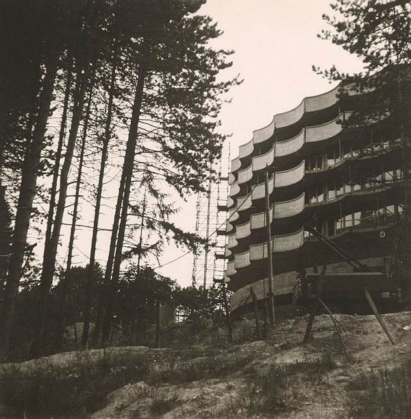 Ivan Matušík, Neznámy autor – Rehabilitačné zariadenie Baník v Bojniciach. Pohľad na fasádu počas výstavby. 