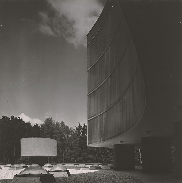 Ivan Matušík, Neznámy autor – Rehabilitačné zariadenie Baník v Bojniciach. Pohľad na zadnú fasádu. 