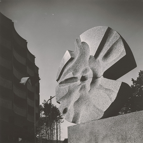 Ivan Matušík, Neznámy autor – Rehabilitačné zariadenie Baník v Bojniciach. Pohľad na fasádu s plastikou v popredí. 