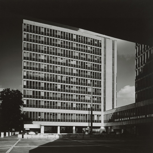 Ivan Matušík, Neznámy autor – Ministerské budovy na Špitálskej ulici v Bratislave. Pohľad na bočnú fasádu jednej z budov. 