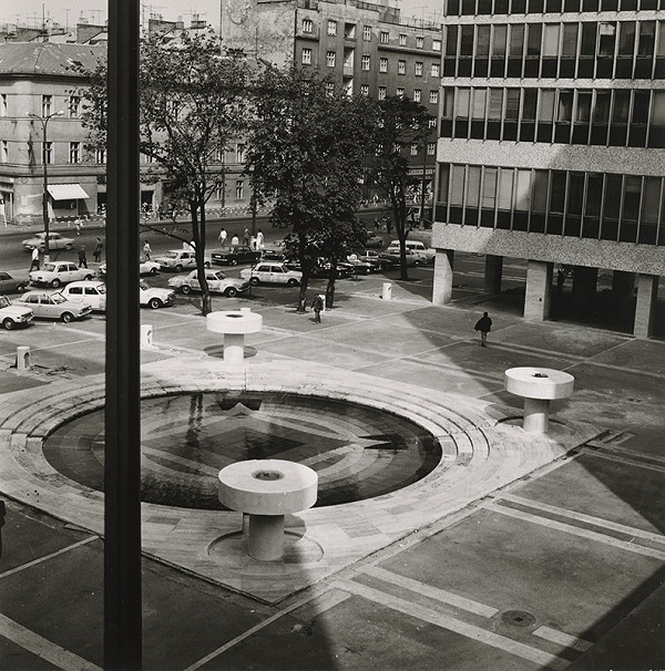Ivan Matušík, Neznámy autor – Budovy ministerstiev na Špitálskej ulici v Bratislave. Pohľad na fontánu. 