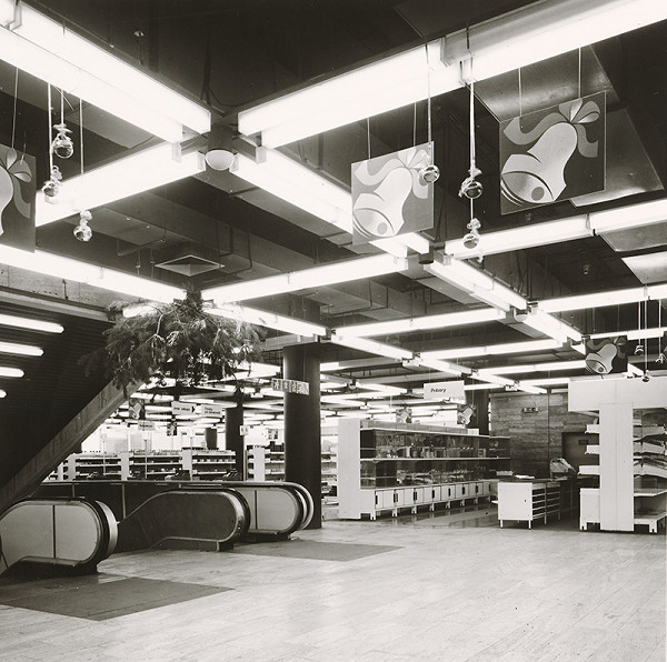 Ivan Matušík, Rajmund Muller – Obchodný dom Prior na Kamennom námestí v Bratislave. Pohľad do predajných miestností. 