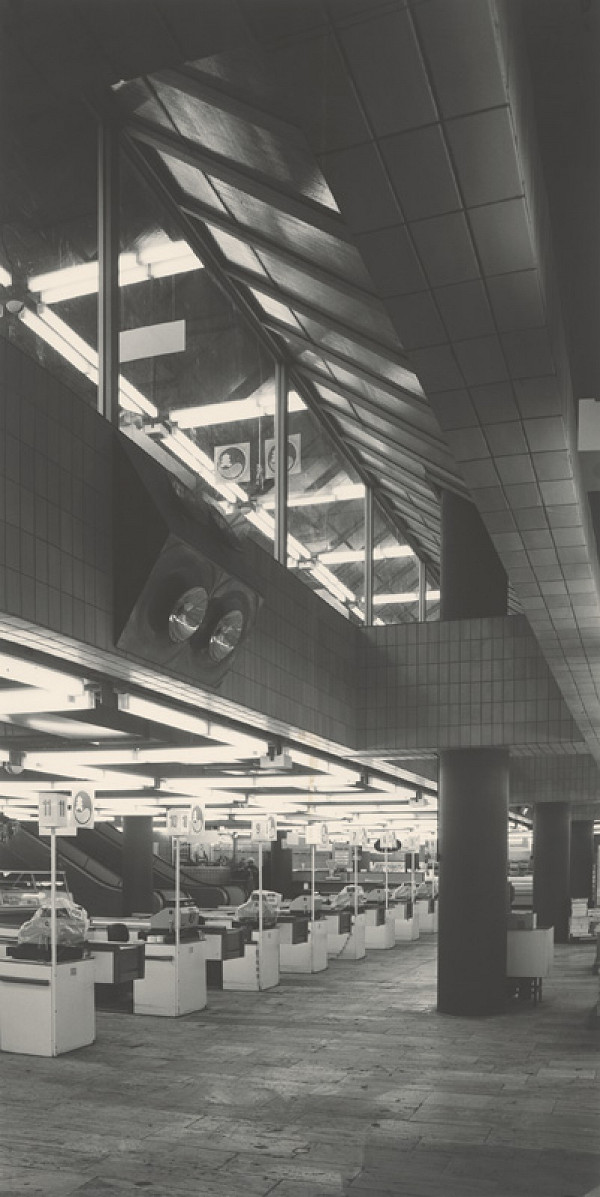 Ivan Matušík, Neznámy autor – Obchodný dom Prior na Kamennom námestí v Bratislave. Pohľad do predajných miestností. 