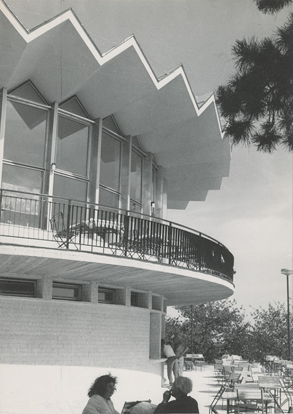 Ján Svetlík – Reštaurácia pod Slavínom v Bratislave. Terasa. 