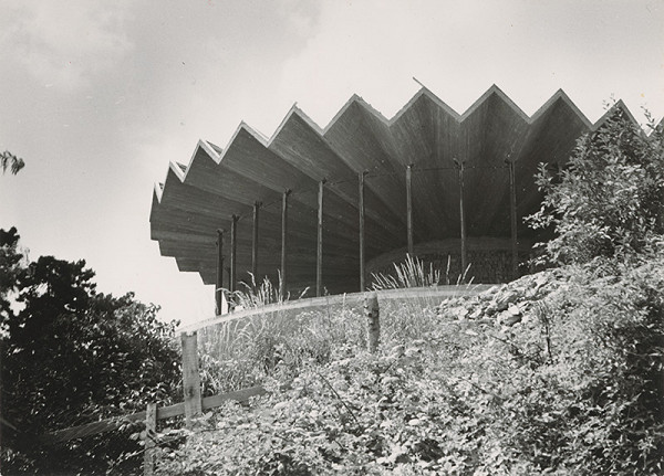 Ján Svetlík – Reštaurácia pod Slavínom v Bratislave. Pohľad z dola na exteriér počas výstavby. 