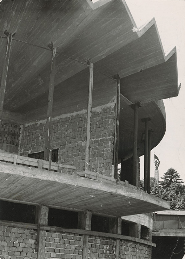 Ján Svetlík – Reštaurácia pod Slavínom v Bratislave. Detailný pohľad na exteriér počas výstavby. 