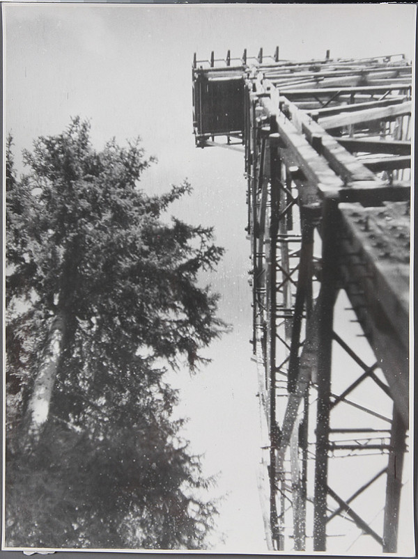 Ladislav Beisetzer, Neznámy autor – Rekonštrukcia Jarolínkovho lyžiarskeho mostíka na Štrbskom plese. Zadný pohľad zdola 