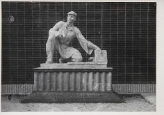 Ladislav Beisetzer, Otakar Čičátka, Neznámy autor – Podstavec k soche Otakara Čičátku. Fotografia z výstavy Dni novej techniky. Frontálny pohľad celku (aj so sochou) 