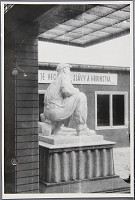 Ladislav Beisetzer, Otakar Čičátka, Neznámy autor – Podstavec k soche Otakara Čičátku. Fotografia z výstavy Dni novej techniky. Bočný pohľad celku (aj so sochou) 