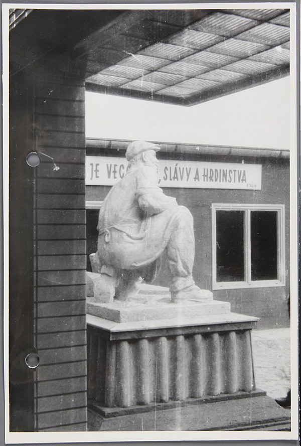 Ladislav Beisetzer, Otakar Čičátka, Neznámy autor – Podstavec k soche Otakara Čičátku. Fotografia z výstavy Dni novej techniky. Bočný pohľad celku (aj so sochou)