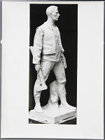 Ladislav Beisetzer, Ladislav Šichman, Neznámy autor – Pomník štrajku drevorubačov na Pohroní v Polomke. Postava drevorubača (model). Bočný pohľad 