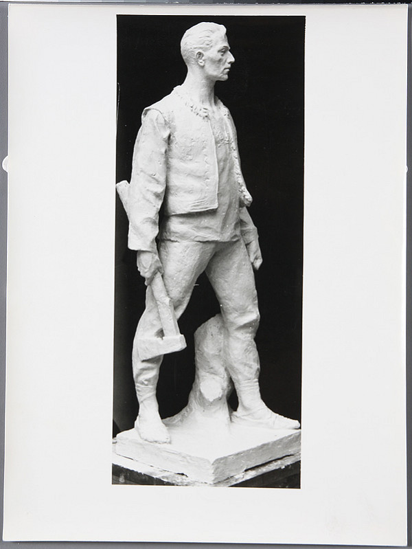 Ladislav Beisetzer, Ladislav Šichman, Neznámy autor – Pomník štrajku drevorubačov na Pohroní v Polomke. Postava drevorubača (model). Bočný pohľad 
