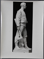Ladislav Beisetzer, Ladislav Šichman, Neznámy autor – Pomník štrajku drevorubačov na Pohroní v Polomke. Postava drevorubača (model). Bočný pohľad. 